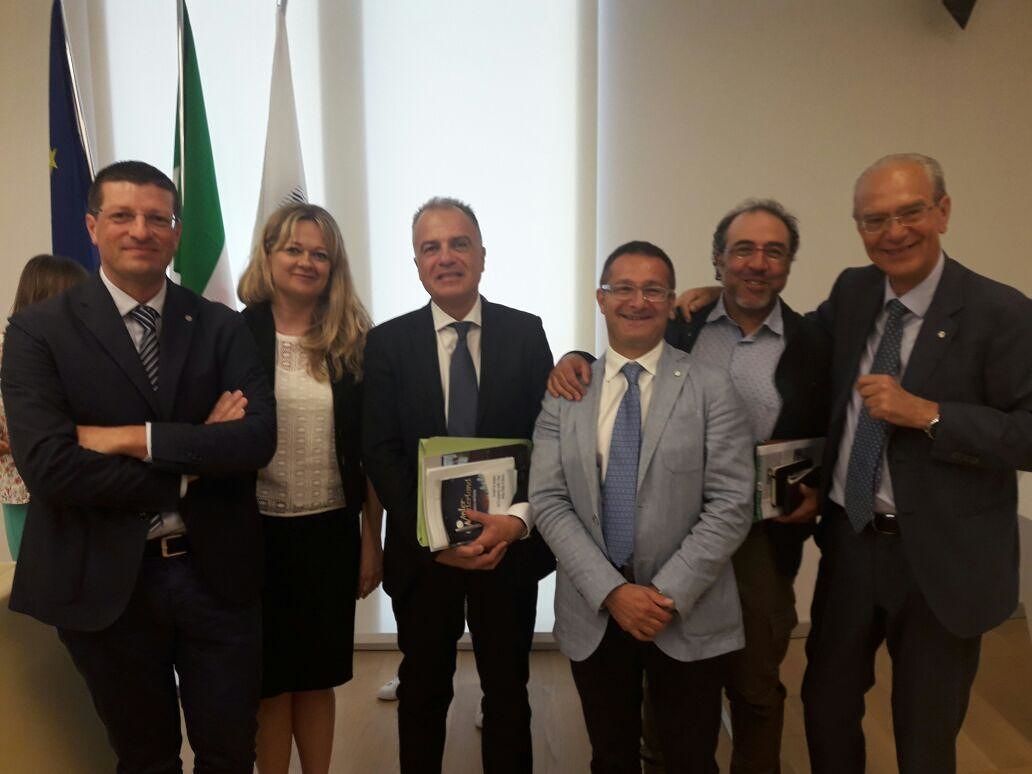 Nella foto la delegazione agrigentina a Roma
assieme al segretario generale della Cna, Sergio Silvetrini, 
e ai vertici nazionali del comparto Turismo e Commercio