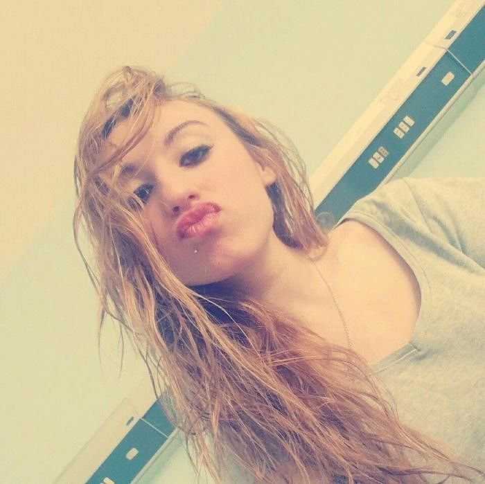 Laura Petrolito, la ventenne accoltellata, uccisa e buttata in un pozzo, in una foto tratta dal suo profilo facebook. +++ATTENZIONE LA FOTO NON PUO? ESSERE PUBBLICATA O RIPRODOTTA SENZA L'AUTORIZZAZIONE DELLA FONTE DI ORIGINE CUI SI RINVIA+++ 