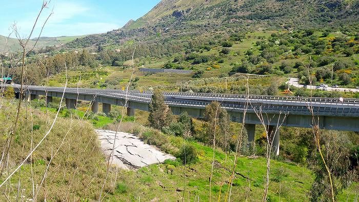 Il viadotto Himera che al chilometro 61 dell'autostrada Palermo-Catania (tra gli svincoli di Cillato e Tremonzelli), ha subito un cedimento strutturale,  11 Aprile 2015. I tecnici dell'ANAS e gli uomini della Protezione Civile sono al lavoro per valutare i danni e le conseguenze del movimento in vista della possibilità di riaprire almeno una delle due carreggiate, qualora non siano state pregiudicate le condizioni di sicurezza del viadotto. ANSA/MICHELE NACCARI