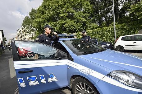 Due agenti di Polizia effettuano un sopralluogo in via Privata Meucci dove durante la notte un ragazzo di 21 anni è stato ucciso da un amico che lo ha accoltellato all'addome dopo una lite, Milano, 17 maggio 2018. ANSA/FLAVIO LO SCALZO
