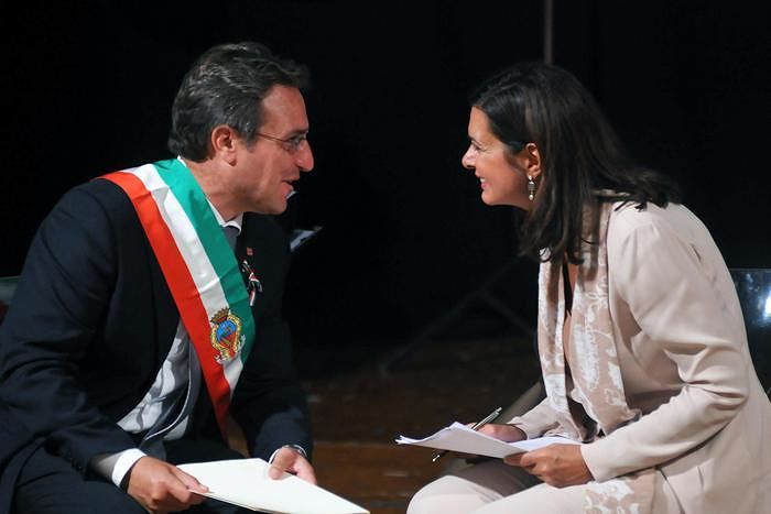 La presidente della Camera Laura Boldrini, a Sambuca di Sicilia (Agrigento), con il sindaco Leo Ciaccio riceve la cittadinanza onoraria nel corso di una cerimonia che si è aal teatro comunale del paese dell'Agrigentino,14 settembre 2014. ANSA/MIKE PALAZZOTTO