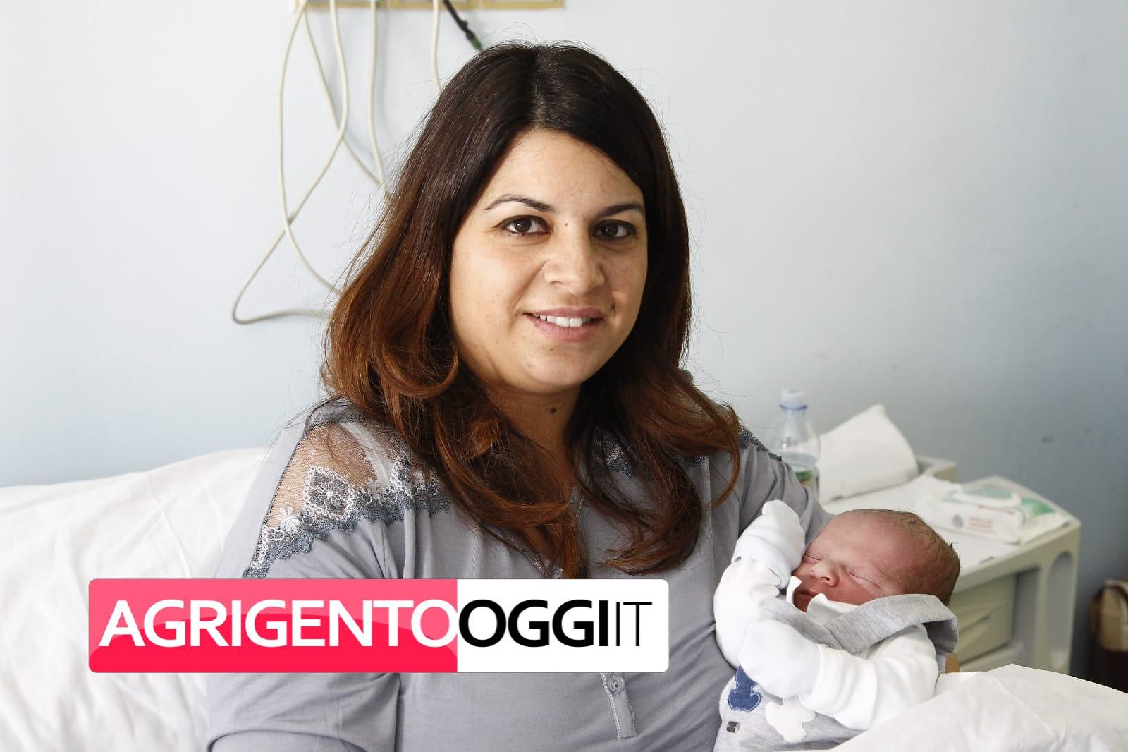 Il piccolo Alfonso in braccio alla mamma Sabrina Failla