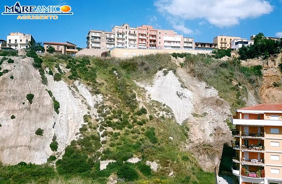 Frana la falesia di Porto Empedocle
