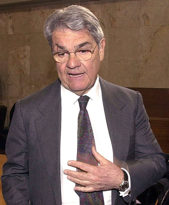 Calogero Mannino al Tribunale di Palermo in una immagine del 08 aprile 2003. "Leggo su un giornale web (viva il segreto investigativo) la notizia dell'avviso di garanzia che mi era stato notificato ieri dalla Dia per conto della Procura della Repubblica di Palermo. Se dopo 17 anni di processi dai quali sono uscito totalmente assolto debba sopportare la reitera di un pregiudizio assurdo ed infondato, com'é stato dimostrato per le accuse che mi hanno provocato anche la detenzione per due anni, mi lascia ancora qualche forza è gridare la mia indignazione". Lo dice l'on. Calogero Mannino indagato nell'ambito dell'inchiesta sulla trattativa tra mafia e Stato.
ANSA/MIKE PALAZZOTTO