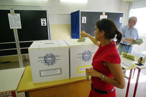 FOTO IPP/MARCO BECKER MILANO 06/06/2009 ELEZIONE PROVINCIALI ED EUROPEE VOTAZIONI SEGGIO ELETTORALE VOTANTE CABINA SCHEDA PRESIDENTE DI SEGGIO URNA Italy Photo Press - World Copyright