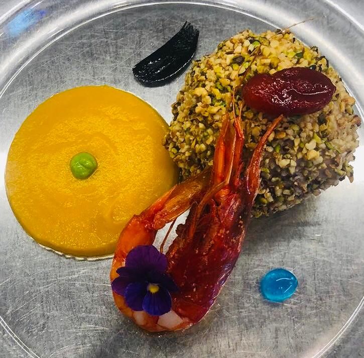 Sfera di pesce spada con verdure estive e gambero rosso Mazara