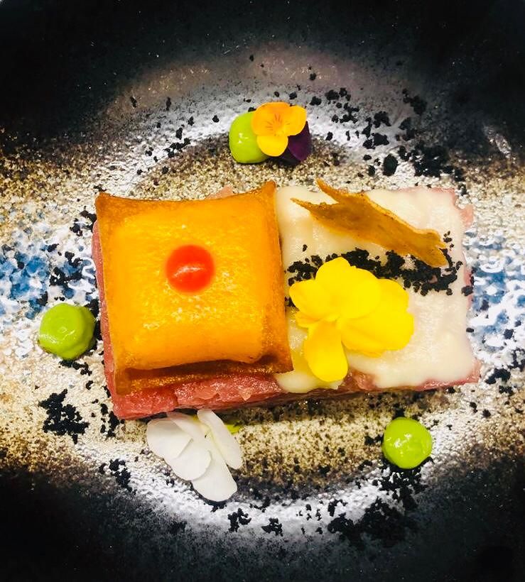 Tartare di tonno gel di finocchio carbonella di olive e uova in crosta