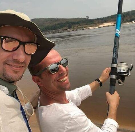 foto: ritrae l'ambasciatore e il vice Castellana a pesca sul fiume Congo