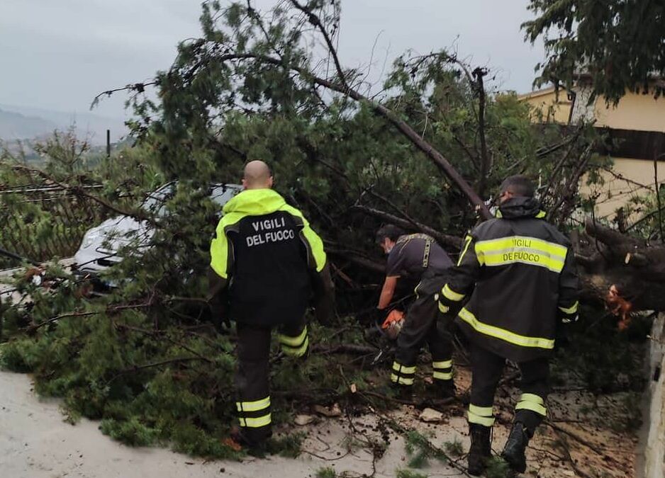 vigili del fuoco mal tempo