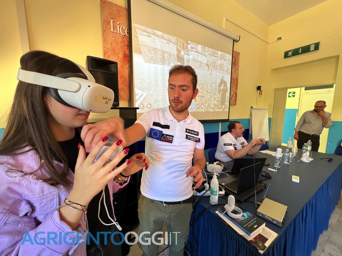 web3, incontro al Leonardo._la dirigente Patrizia Pilato una studentessa del Liceo ed un tecnico dell'azienda leader del settore copy