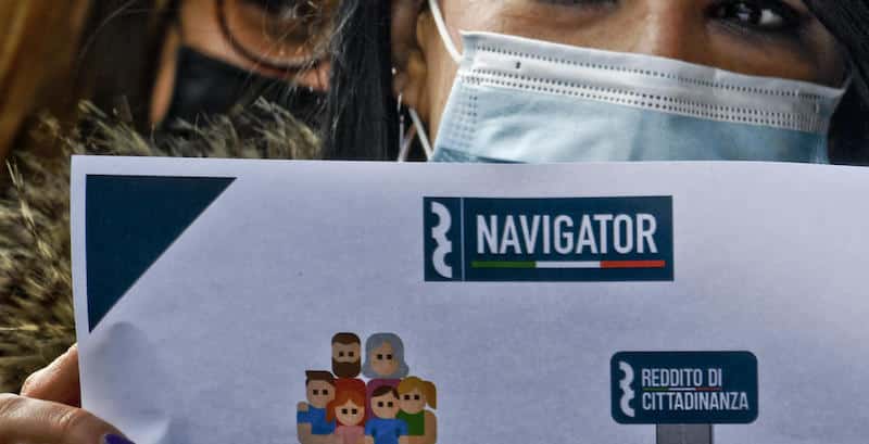 La protesta dei Navigator sotto la Prefettura in piazza del Plebiscito a Napoli. La manifestazione, organizzata da Cgil Cisl e Uil,  e' stata fatta in simultanea con altre citta' italiane, 9 febbraio  2021
 ANSA/CIRO FUSCO