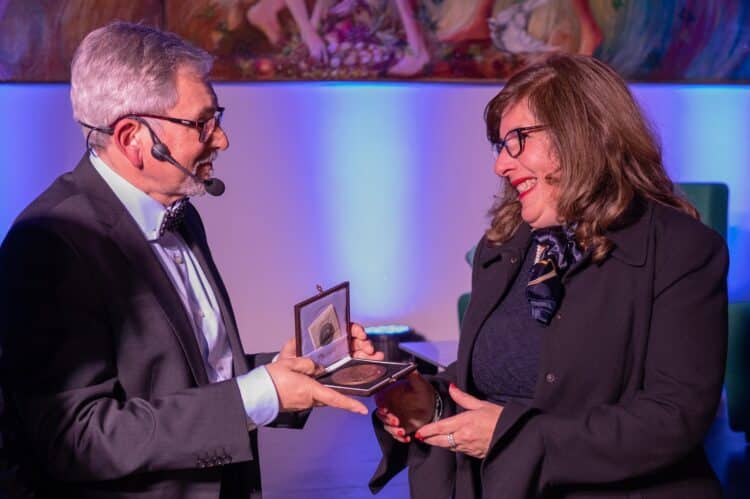 Il Presidente dell'Istituzione Culturale Federico II di Menfi, Gioacchino Mistretta, con l'archeologa Valentina Caminneci