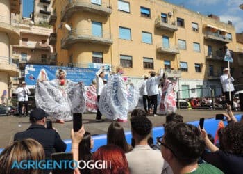 ragazzi di gruppo folk sul palco