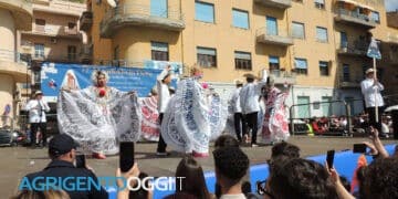 ragazzi di gruppo folk sul palco