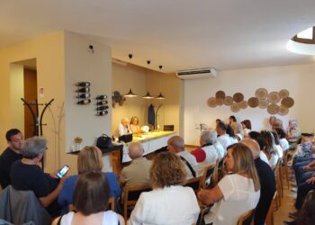 Favara, sala gremita al Caffè Italia per l’omaggio letterario a Russello e Pavese