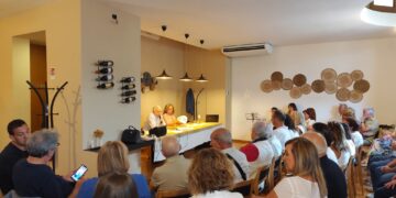 Favara, sala gremita al Caffè Italia per l’omaggio letterario a Russello e Pavese