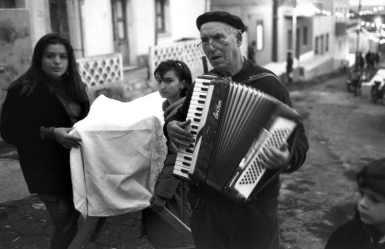 Linosa , December 1991 , Don Onofrio Scifo suona per le vie di Linosa annunciando l’arrivo del bambino Gesù